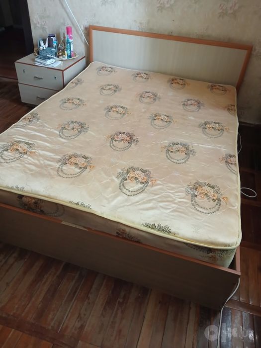 Продам б/у 2х спальную кровать с матрасом