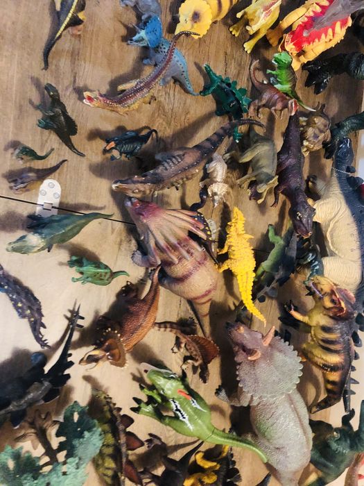 Лот Динозавти.