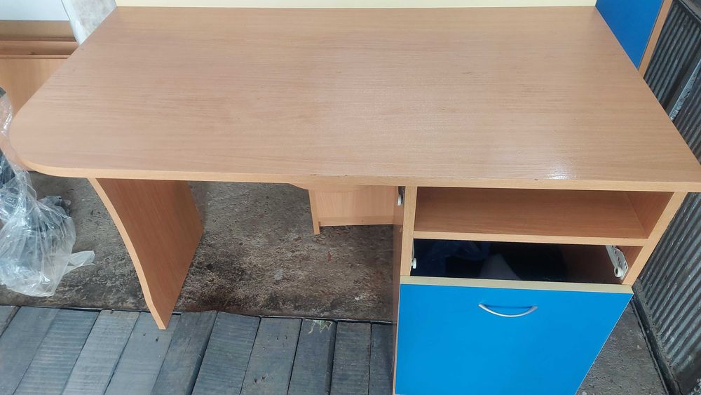 Ученическо бюро с плот за клавиатура