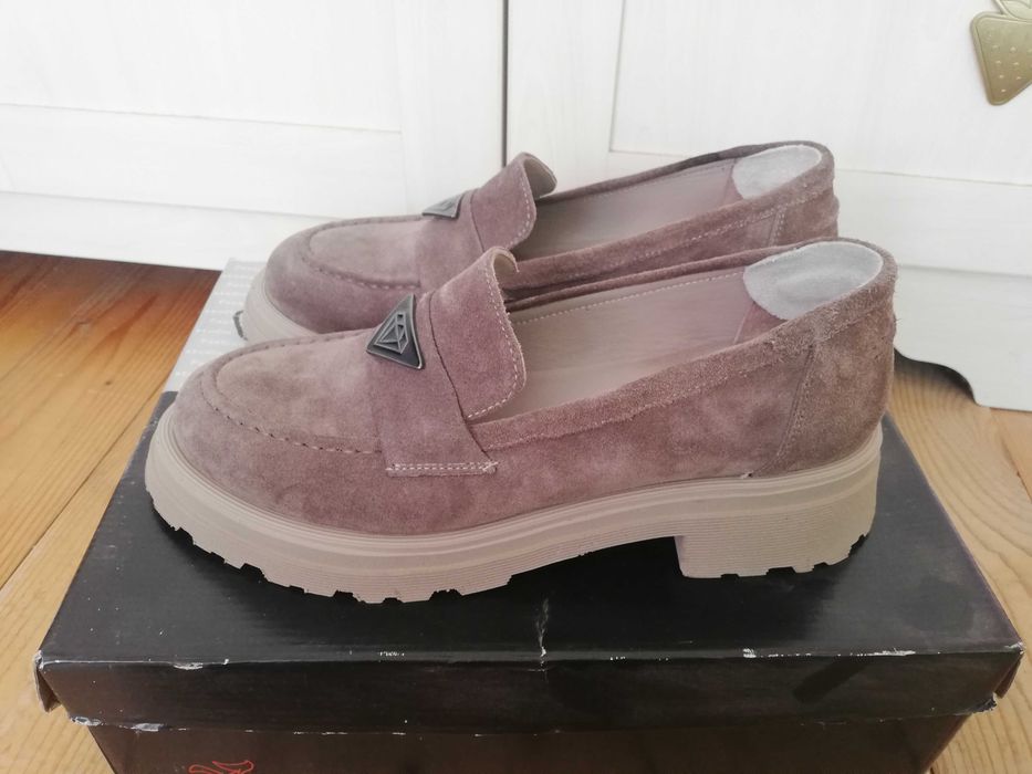 Дамски велурени мокасини