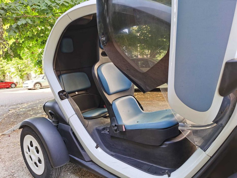 Twizy 80 Electric (se conduce de la 16 ani cu permis B1 ca și Aixam Tazzari Microcar Yoyo Chatenet Lijier Relive Allview, etc.)