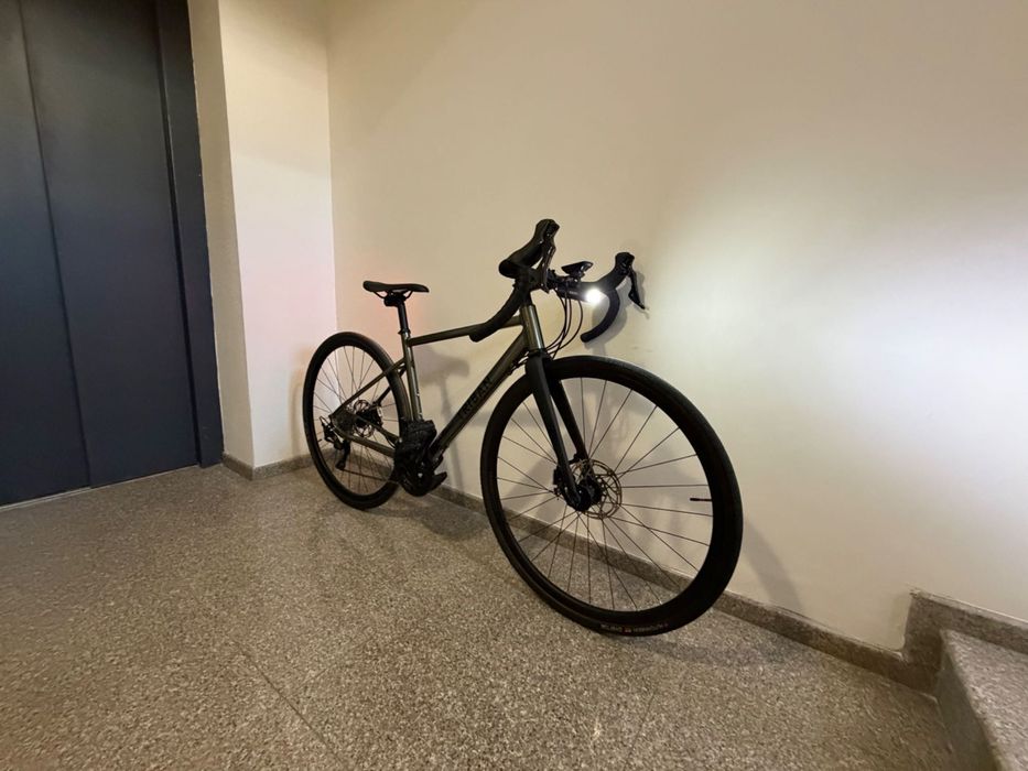Triban RC520 Gravel Shimano 105 + Elite Direto XR-T + аксесоари (като ново)
