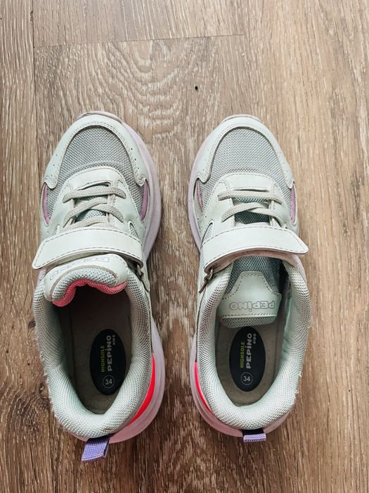 Лёгкие красивые кроссовки на девочку