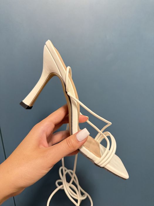 Сандали на ток с връзки