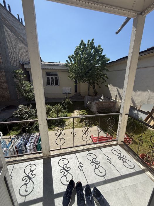 Uy sotiladi hovlini yarimi 2.35 sotok 3 ta xona Uchtepa tumani Birlik