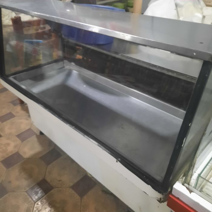 Холоделник витрина.  Срочно. Сотилади келишиб берилади.