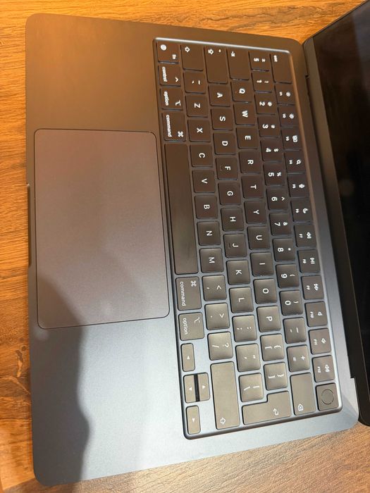 MacBook Air M2 Midnight 8GB 256GB, 56 cicluri, stare excelenta