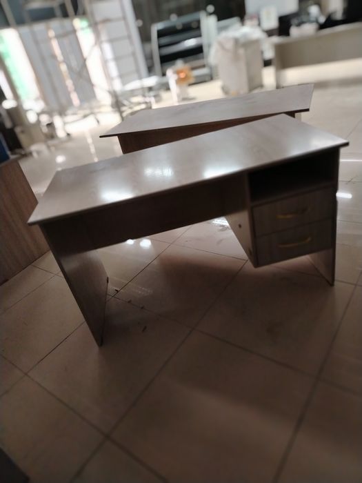 Офисный стол из ЛДСП