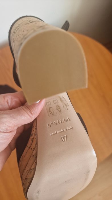 Vând sandale cu toc si talpa de pluta originale