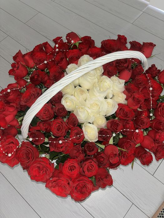 Цветы белые и красные розы,получила вчера