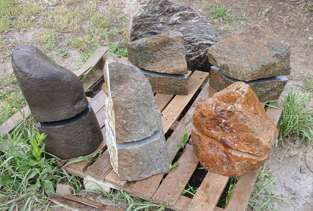 Градински лампи от естествен камък