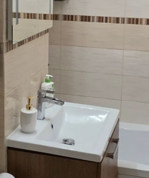 Chiuvetă baie ceramică + baterie cromată – stare  foare bună