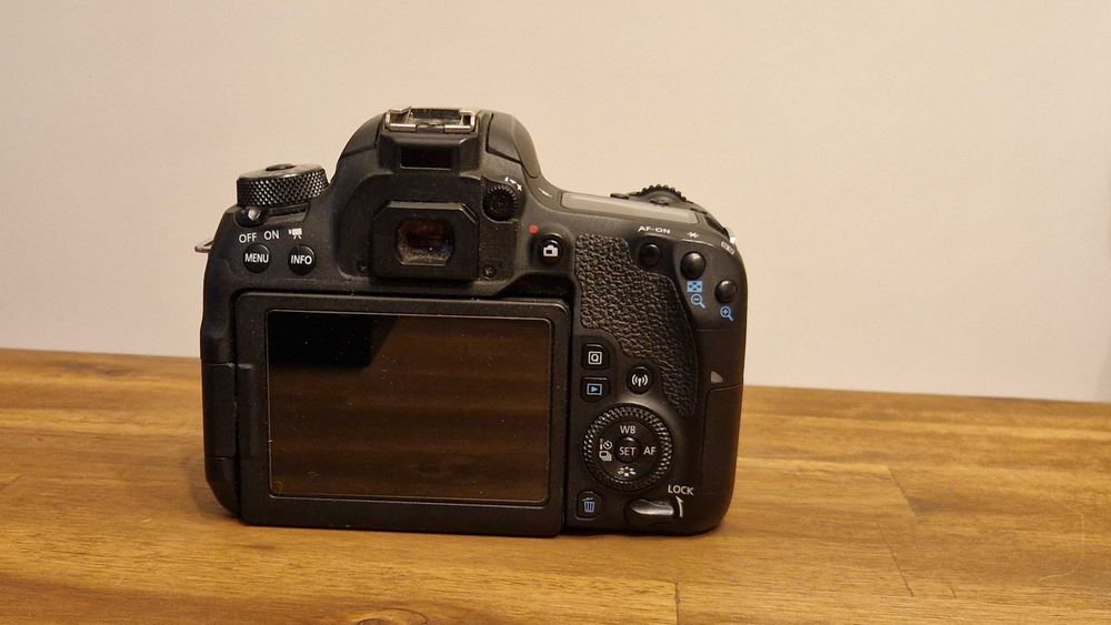 Canon EOS 77D с EF-S 17-85mm подарък