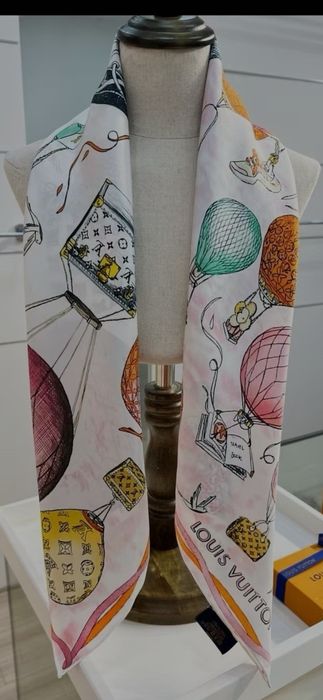 Eșarfe Louis Vuitton, model 2026, 100% mătase, 90x90cm, preț fix