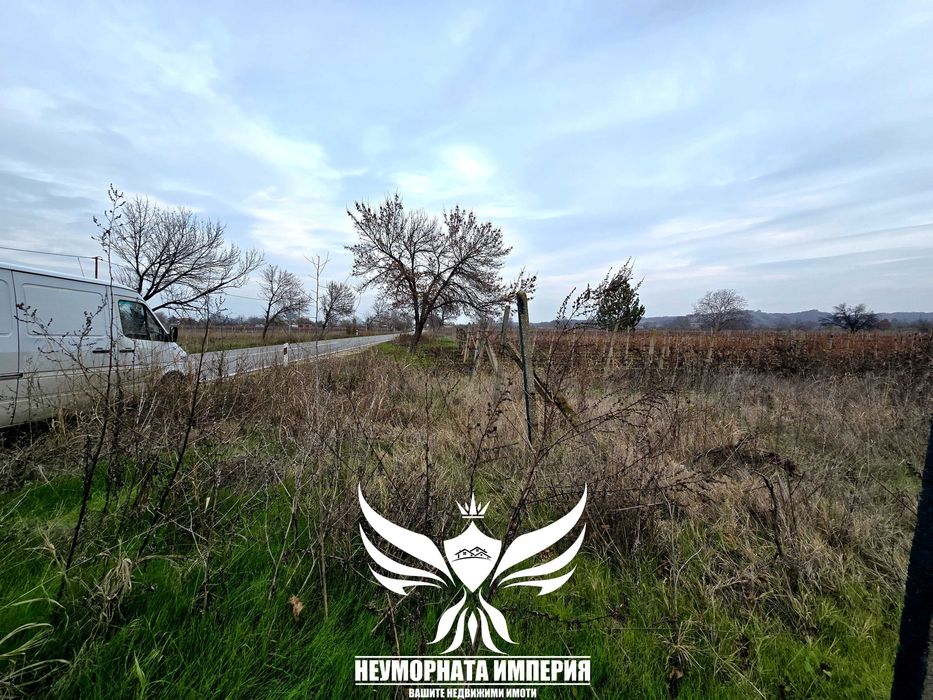 Продавам земя 1086кв.м. на първа линия преди село Козаново