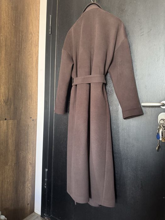 Палто на Max Mara в модерния за сезона кафяв цвят