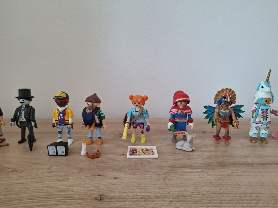 Vand lot cu 13  figurine Playmobil
