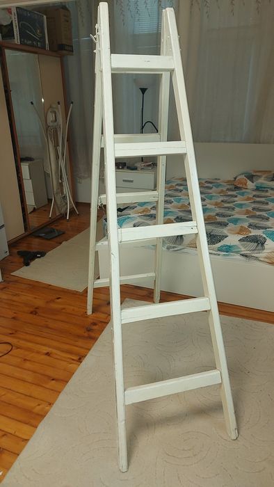 Дървена стълба с метален обков