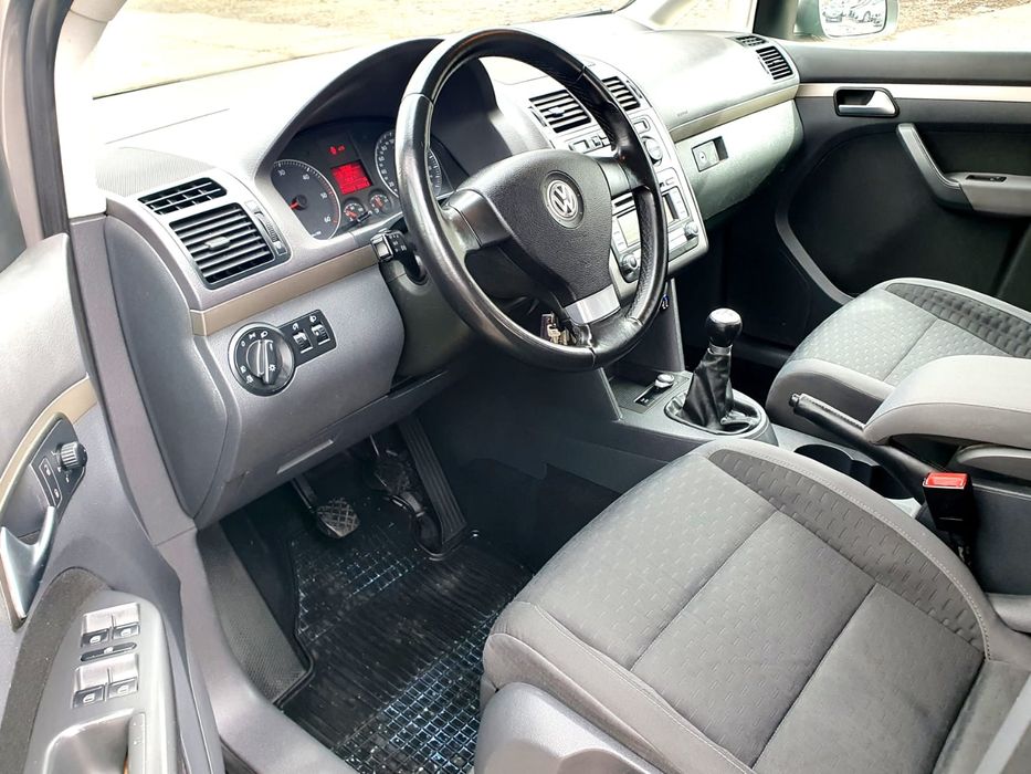 Vând wolkswagen Touran  facelift 1.9 105cp 6+1  

Vând volkswagen Tou