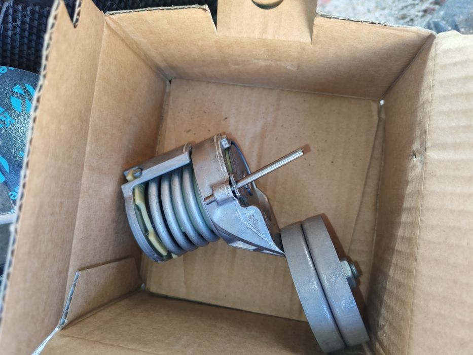 Vând kit ambreiaj și role întinzătoare, burduf planetara și curea acce