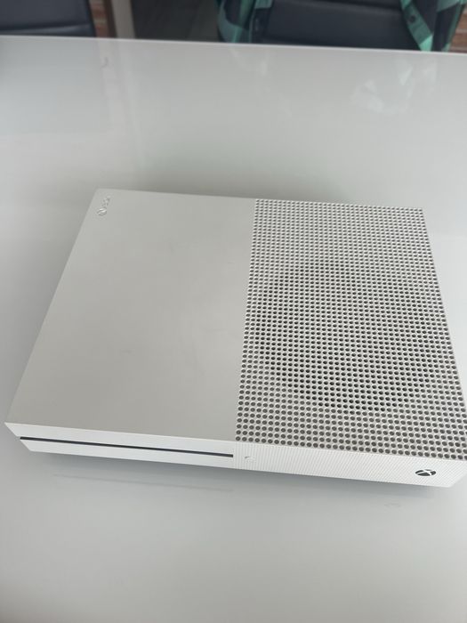 Vând Xbox One S , controler inclus , plus 9 jocuri