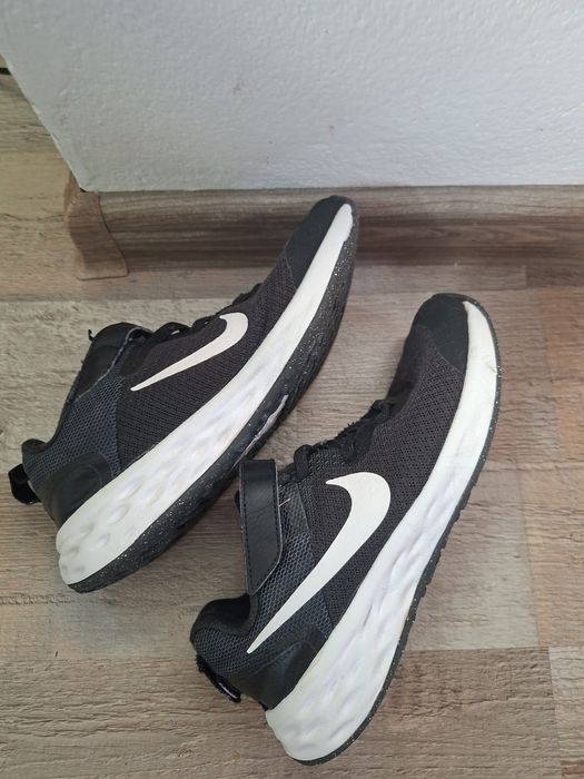 Adidasi Nike 32.