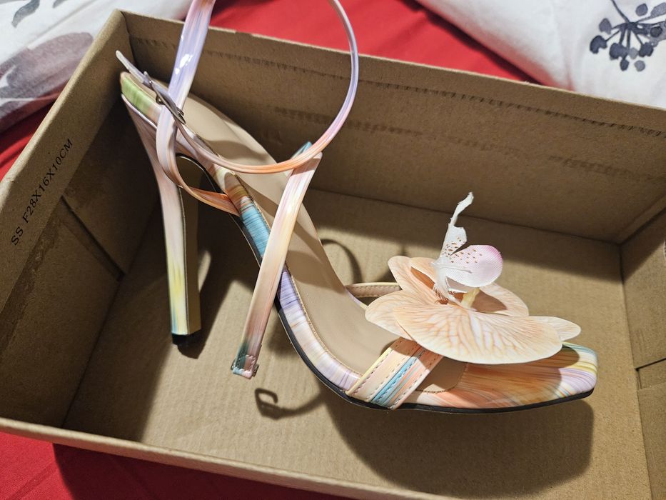 Сандали на ток елегантни