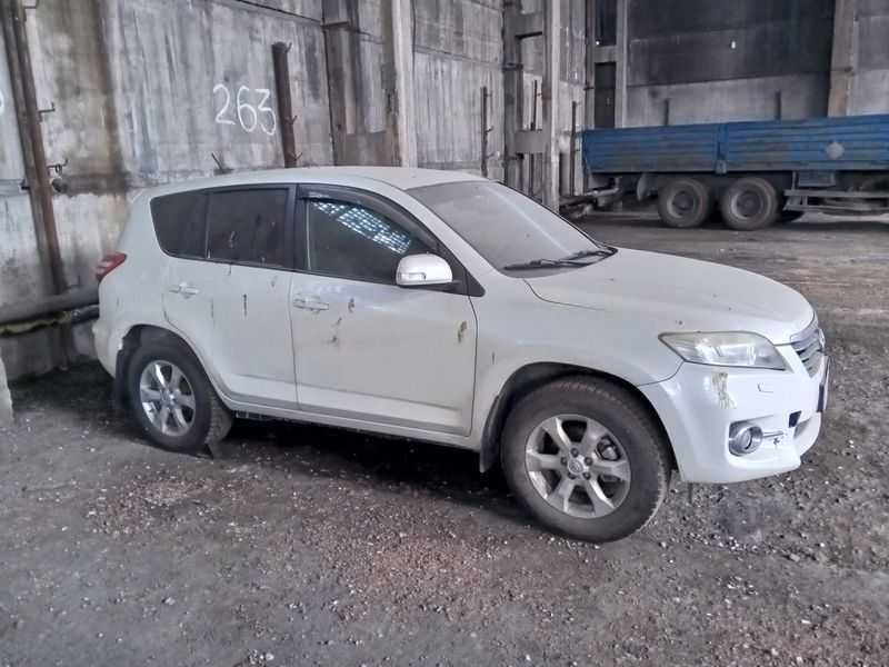 Автомобиль Toyota RAV-4