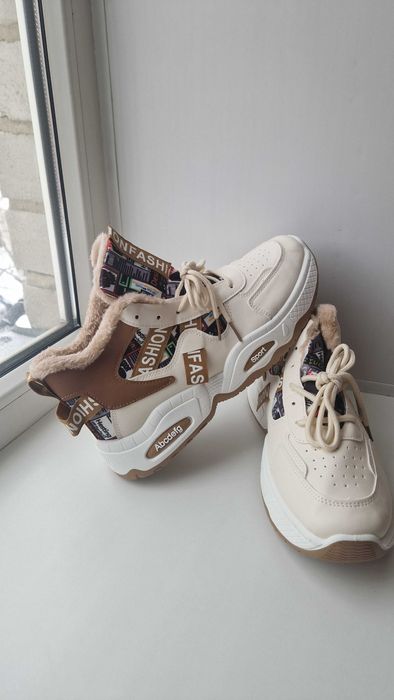 Новые утепленные кроссовки