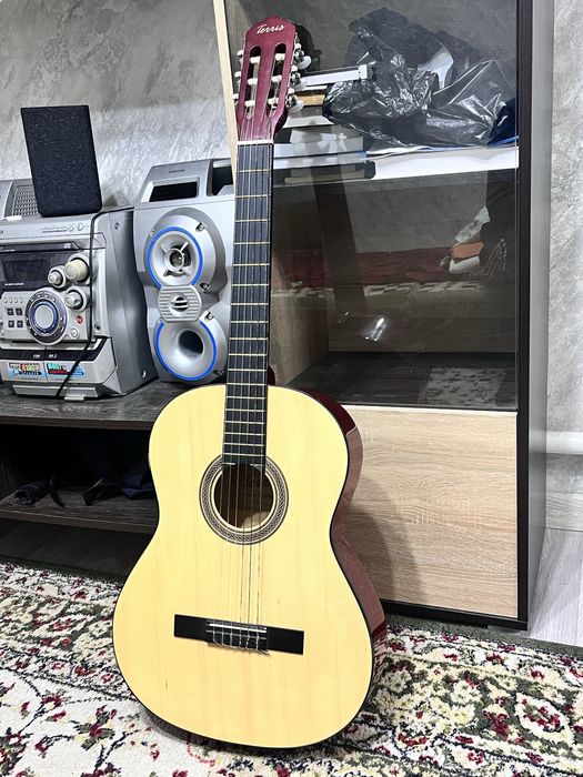 Продам гитару бу, не играл.