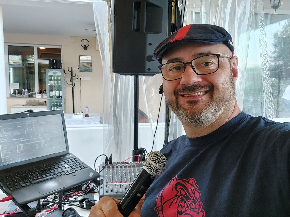 Dj + певец Музика за Вашият празник. Разполагам с опция певица