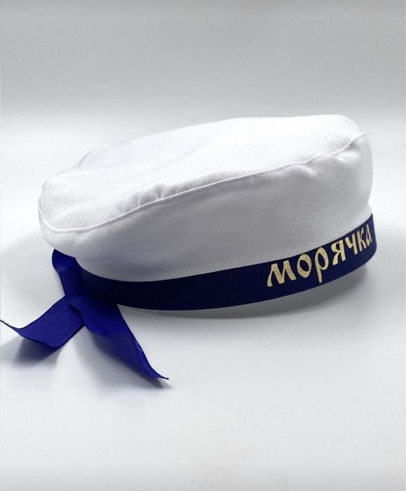В морском стиле пилотка морячка, тельняшки