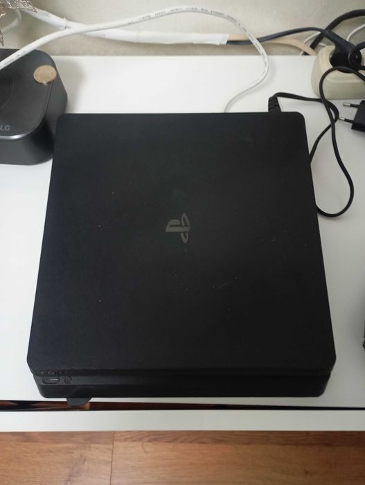 PlayStation 4 slim + 2 manele + joc