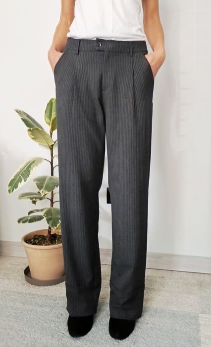 Pantaloni cu pense Zara