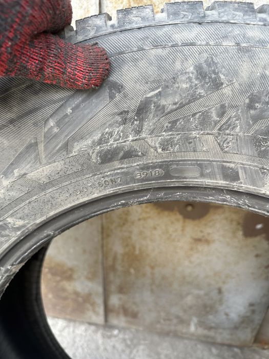 Шины шипованные, б/у, размер 285/60R18