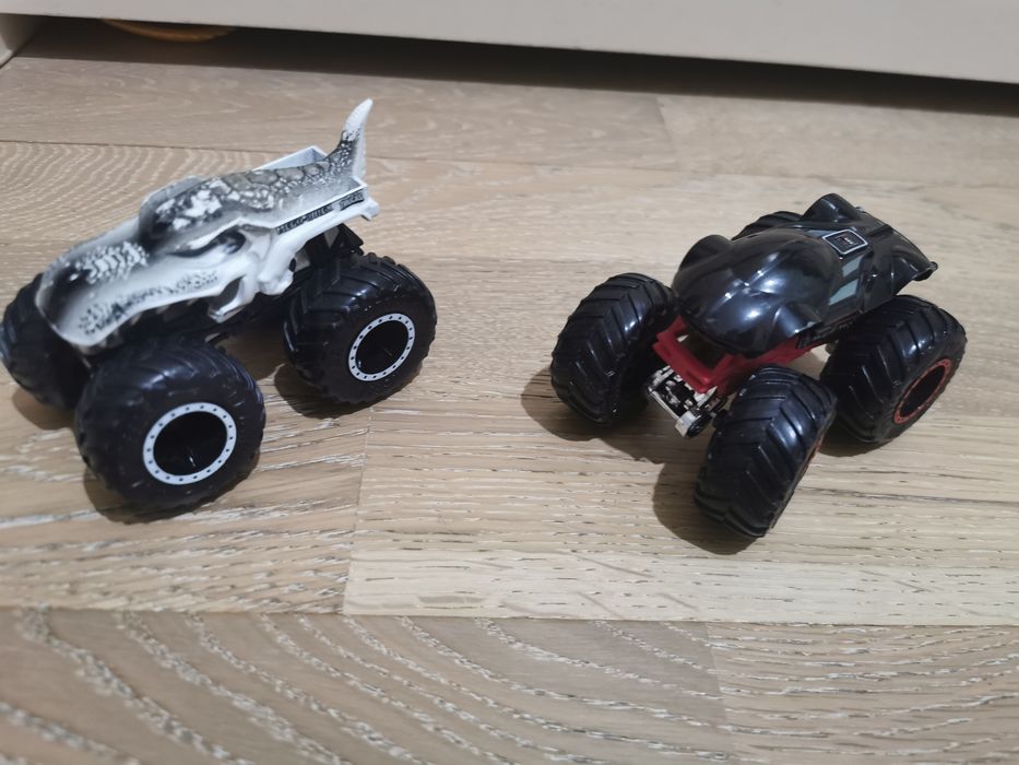 Монстр трак Hot wheels машинки