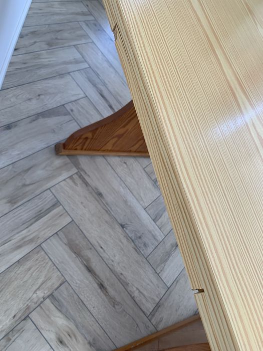 Masă din lemn cu blat aspect pin