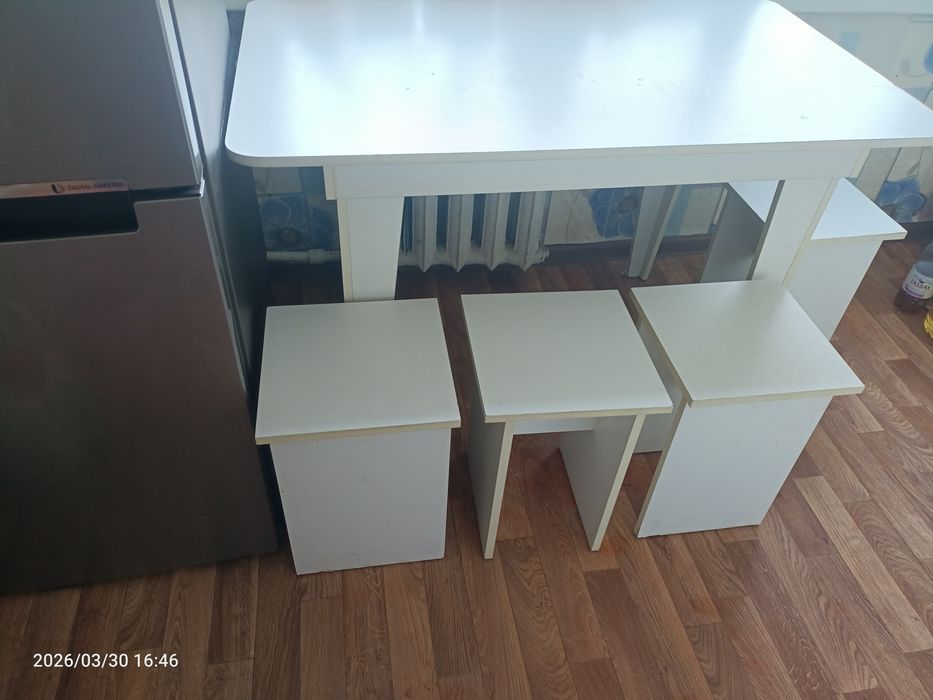 Продам угловой диван; кух.стол с 4табуретками; обувница.