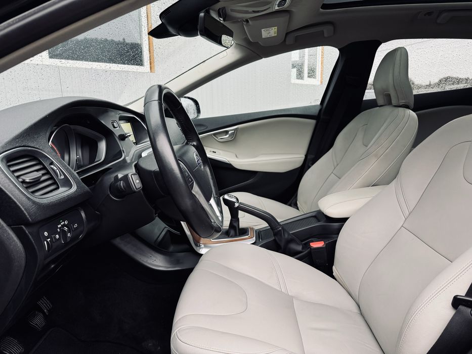 Volvo V40 2.0D *2015* *Euro6 *R-Design* *Panoramic* RAR Efectuat