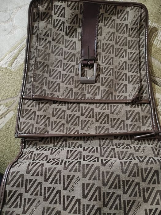 Vand servieta italiana, textil rezistent, noua, fara urme de uzura.ur