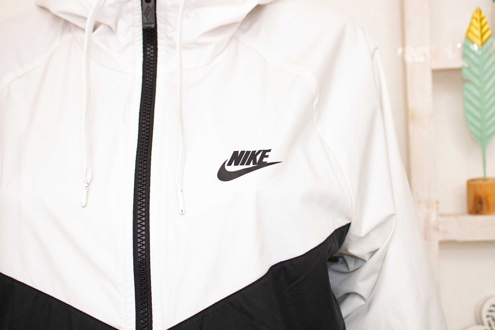 Nike оригинално дамско яке черно и бяло ветровка с качулка S