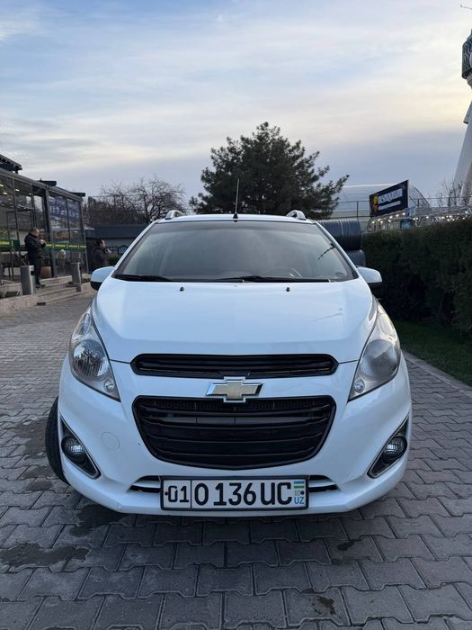 Продам Спарк белый