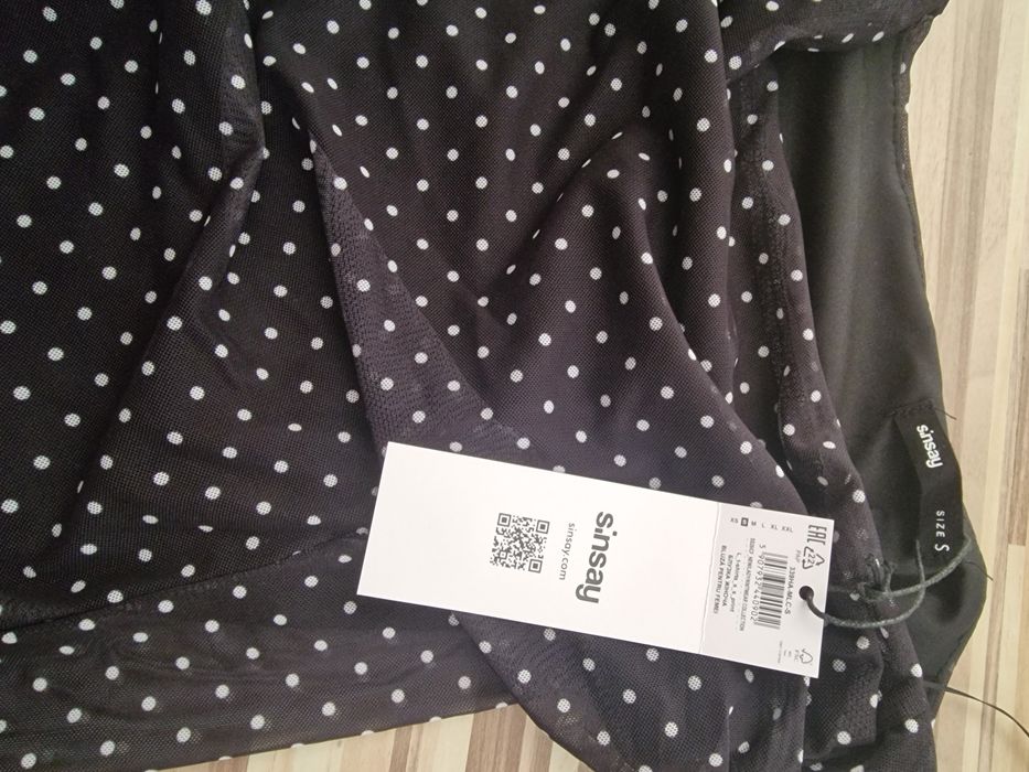 Top negru cu buline