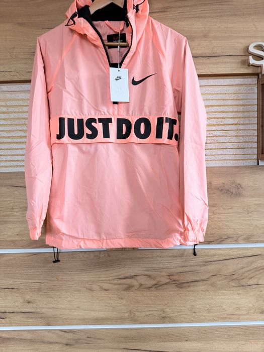 Разкошна суперсвежа ветровка Nike