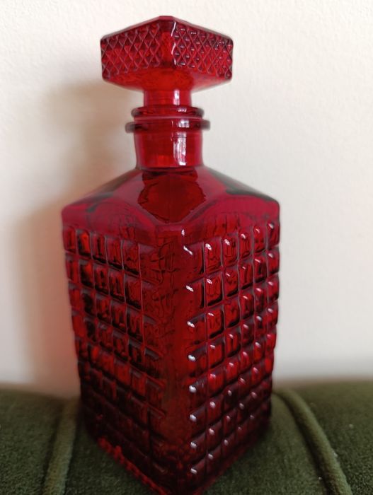 Продавам дамаджани шишета графа