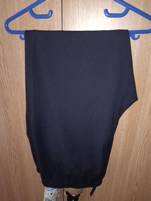 Vând fustă,pantaloni ,tricou polo, tricou,cravată sunt noi doar ținute în sifoner .Detalii in privat ridicare personala liceul Mihai Eminescu Buzau