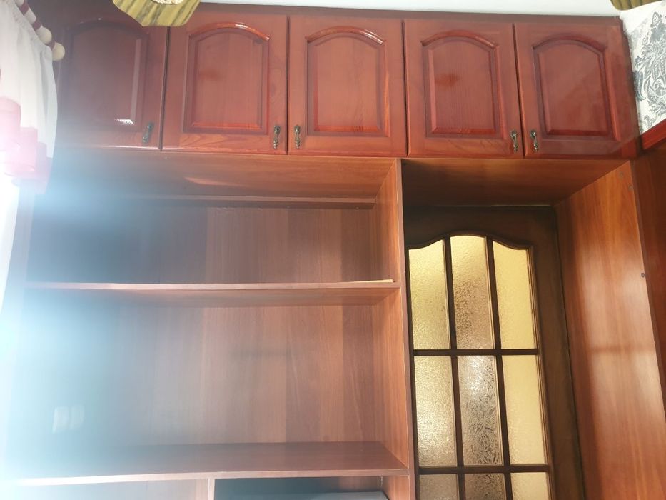 Продается встроенная мебель вместе с дверью, у нас  она, как перегород