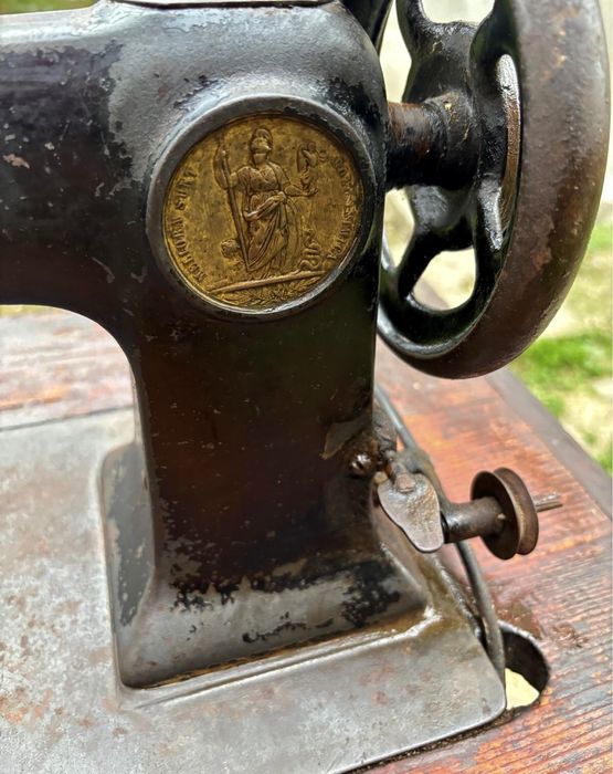 Vând o mașină de cusut Minerva originală