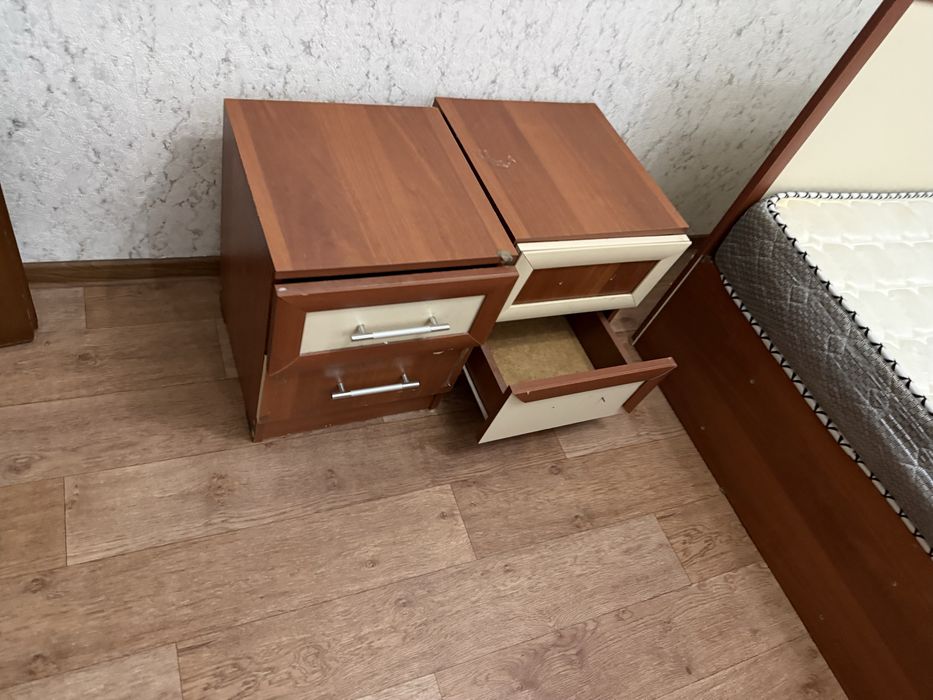 Кровать с матрасом и комодом