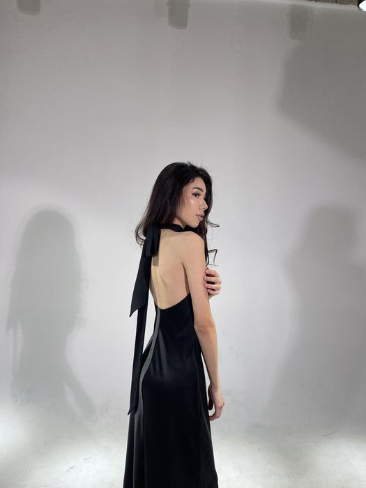 Длинное платье с открытой спиной